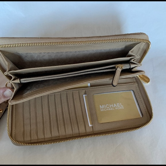 Michael Kors Bisque Quilted Leather Wallet Wristlet NWT Jet Set Continental - Picture 3 of 6